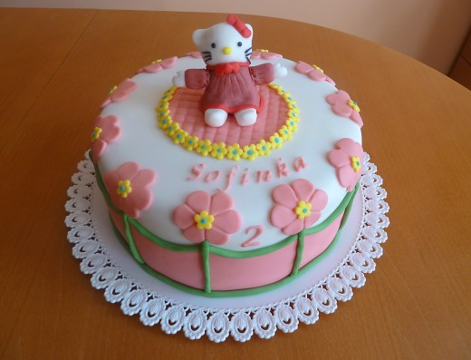 obrázek dortu - dort Dort s Hello Kitty a kytičkami