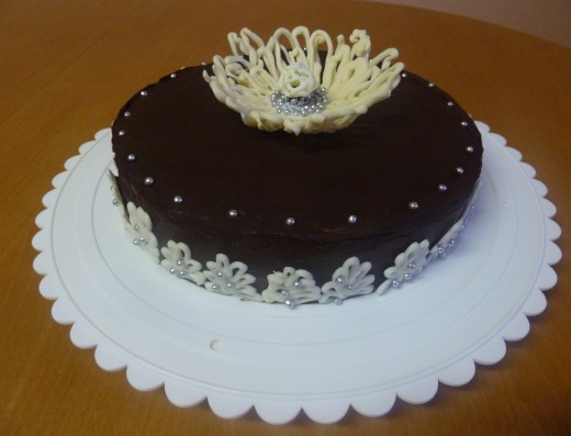 obrázek dortu - dort Dort s květinou z bílé čokolády