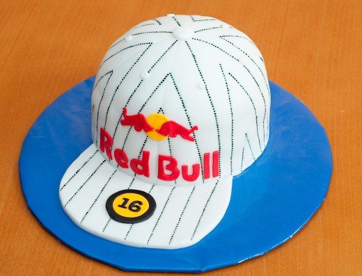 obrázek dortu - dort Kšiltovka Red Bull