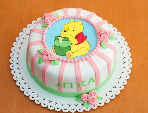 obrázek dortu - dort Medvídek Pú s růžičkami