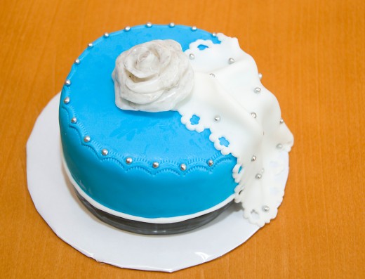 obrázek dortu - dort Modrý se stříbrnou růží a závojem